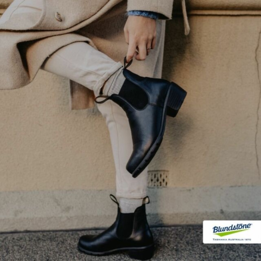 Blundstone boots - black - size 8